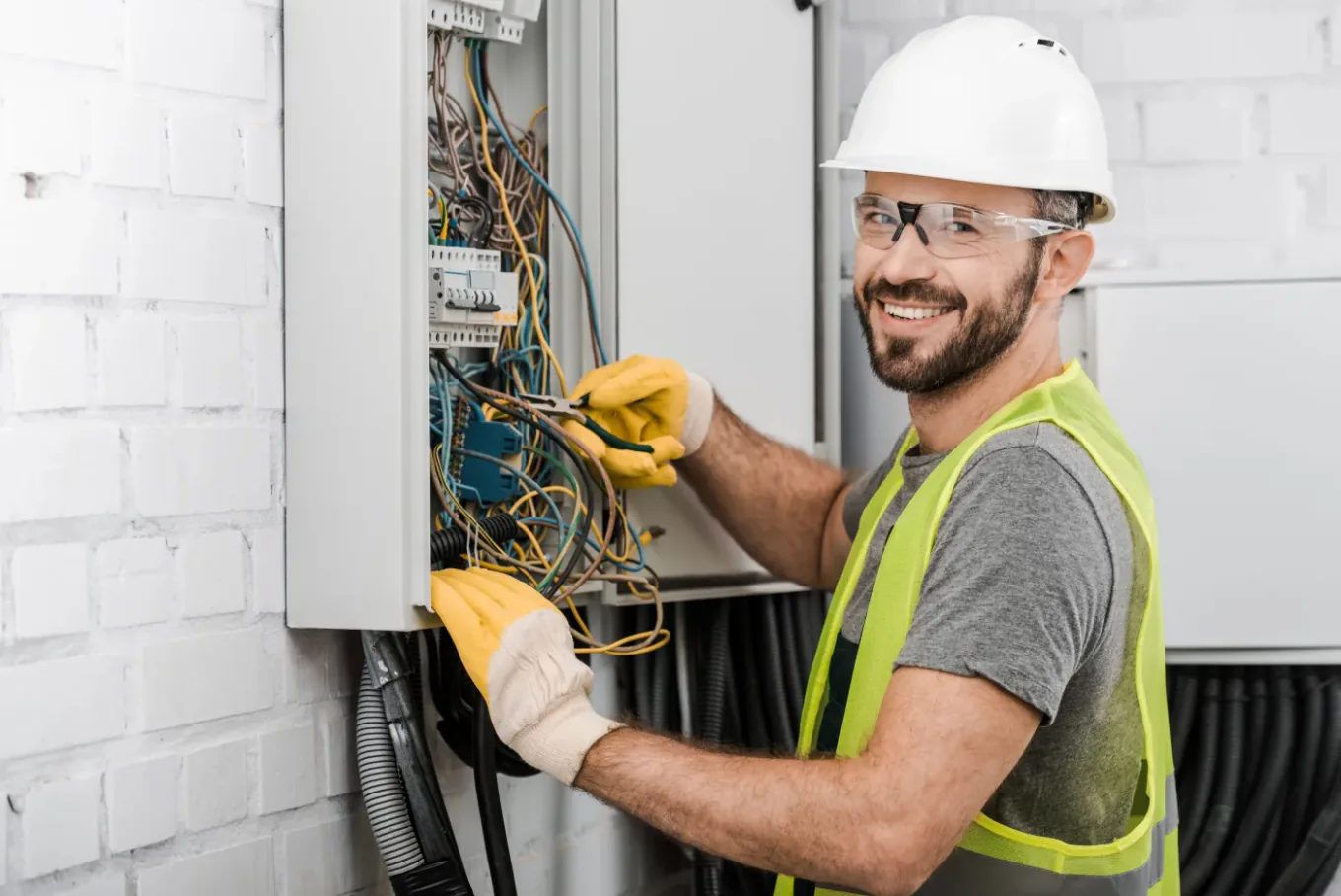 Électricien intervenant sur un tableau électrique à Viry-Châtillon (91170)